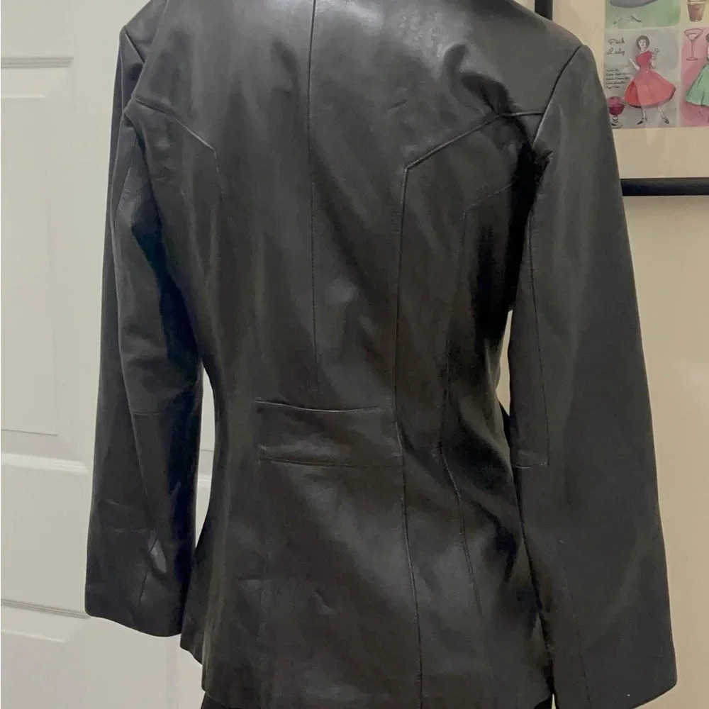 Wilson's leather 100% leather jacket is soft and shiny. Beautiful design - Picture 6 of 16